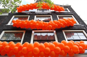 Globos naranja en algunas casas de Amsterdam