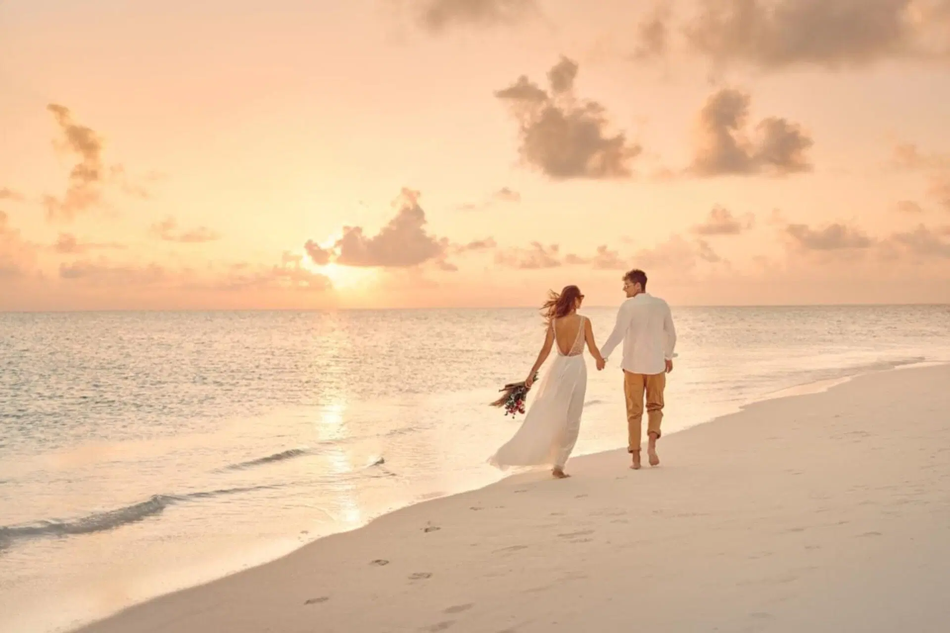 Resort adults only para parejas en Maldivas Pareja caminando por una playa de un resort solo para adultos en Maldivas