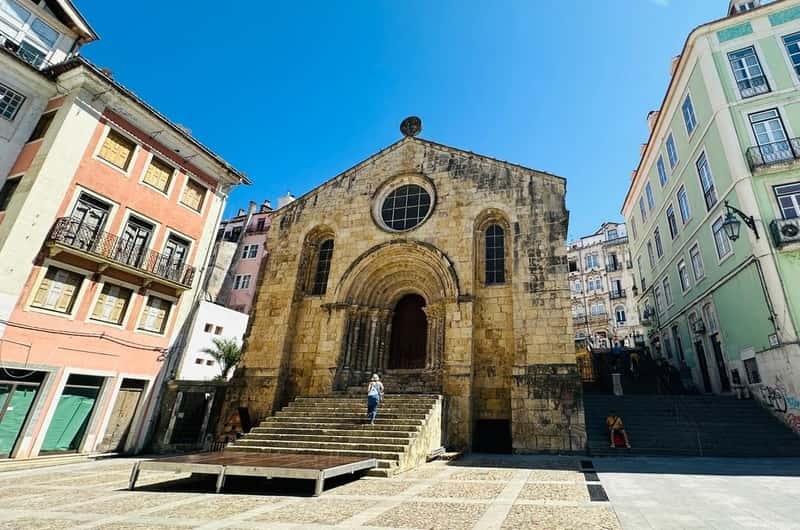 Calle empinada del casco antiguo de Coímbra que sube hacia la Sé Velha, la catedral románica